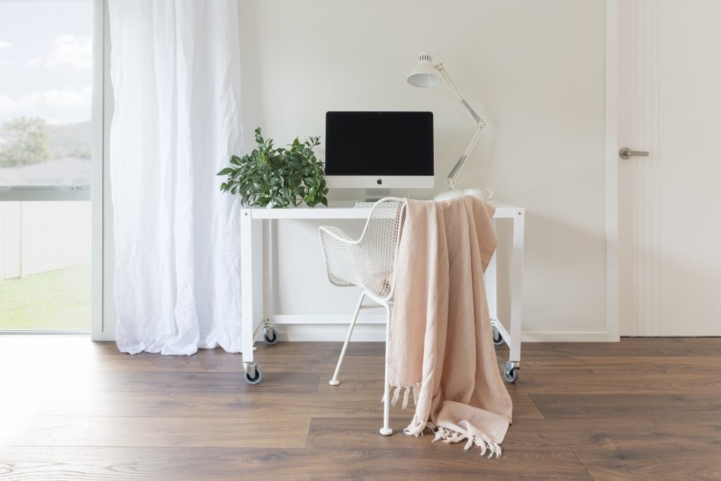 Malmo Mammut Mountain Oak Brown desk with computer